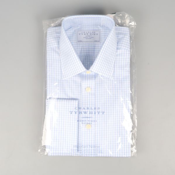 Förpackad ljusblå skjorta Förpackad ljusblå rutig herrskjorta