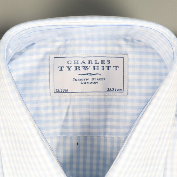 Etikett på skjortkragen Närbild av etiketten på skjortans krage