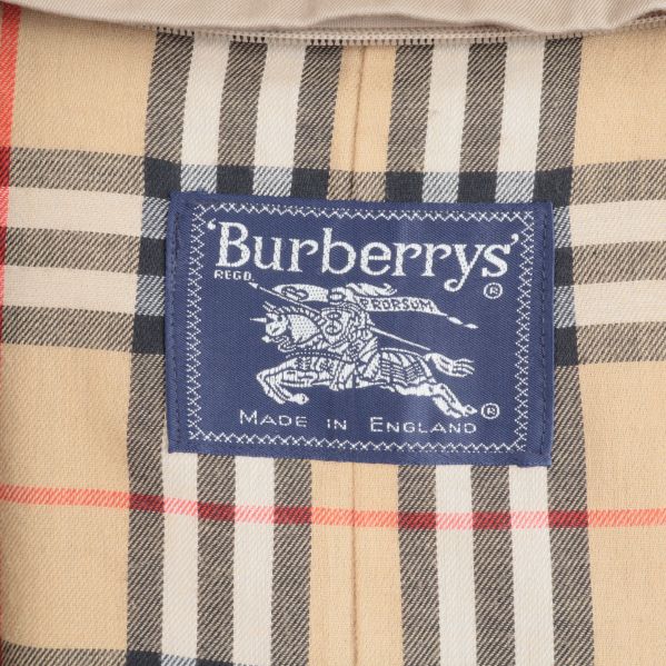 Märkesetikett från Burberrys inuti trenchcoaten