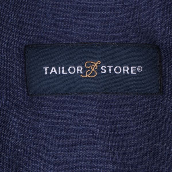 Etikett med: Tailor Store, på mörkblå skjorta