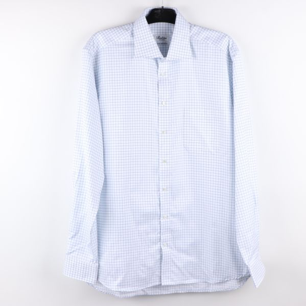 Framsidan av ljusblå skjorta med rutmönster