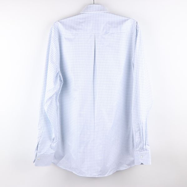 Baksidan av ljusblå skjorta med rutmönster