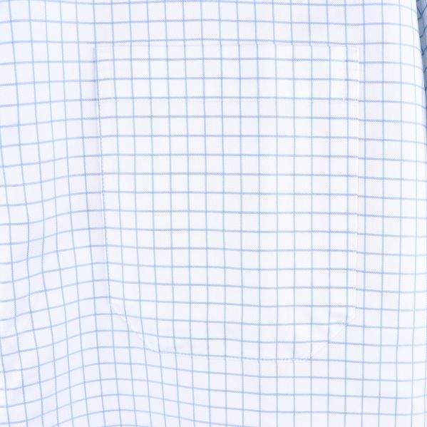 Bröstficka på ljusblå skjortan med rutmönster