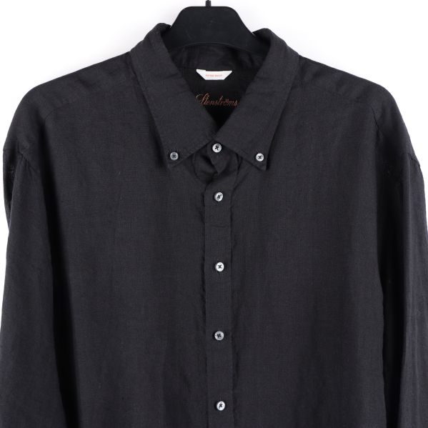 Detaljbild av krage och knappar Närbild av skjortkrage och knapparna