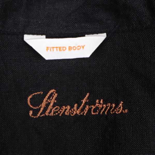 Märkes med orden: Fitted Body Märke med texten: Fitted Body