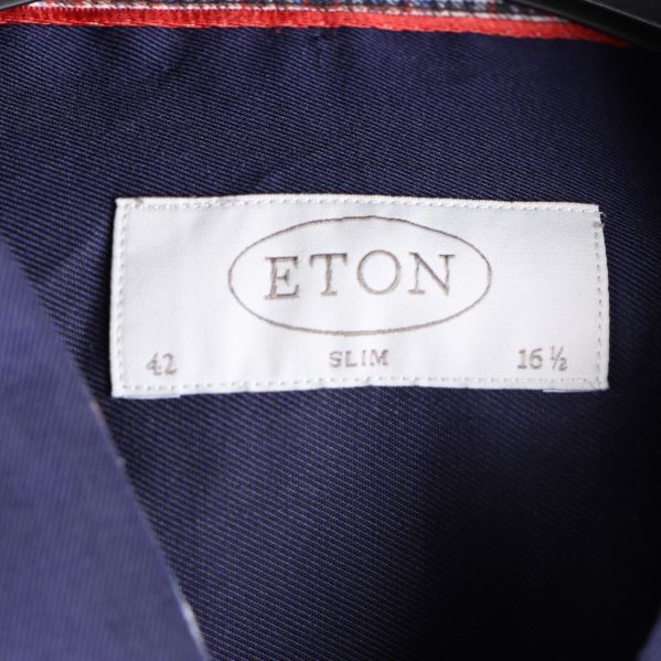 Eton-märket på insidan av blå skjortan