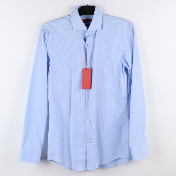 Ljusblå skjorta med knappar, framifrån