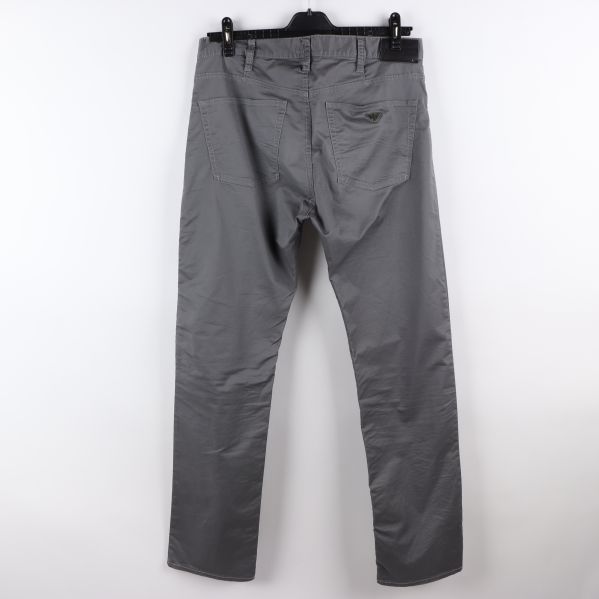 Baksidan av grå jeans med fickor