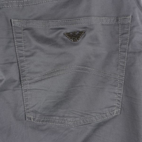 Detaljbild av baksidans ficka och logotyp