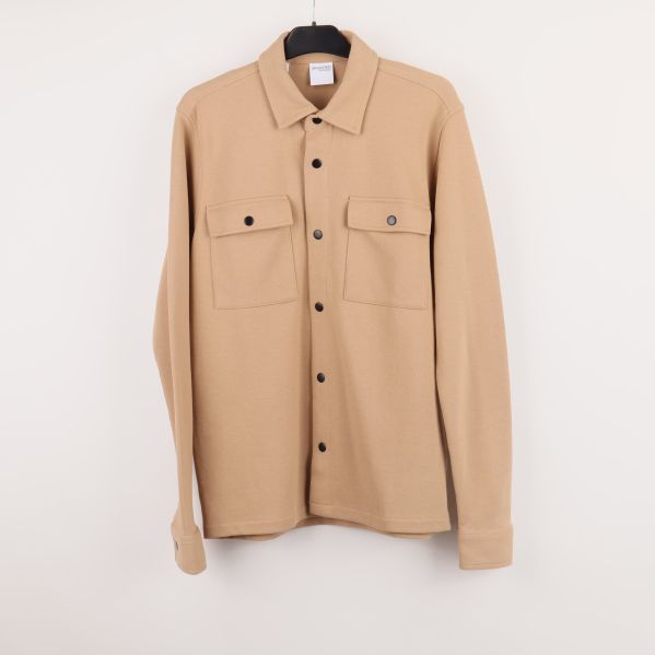 Beige skjorta med knappar, framifrån