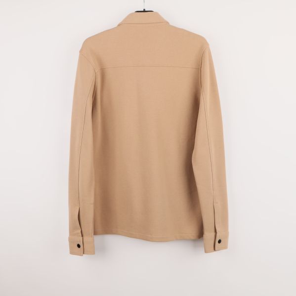 Beige skjorta bakifrån med långa ärmar