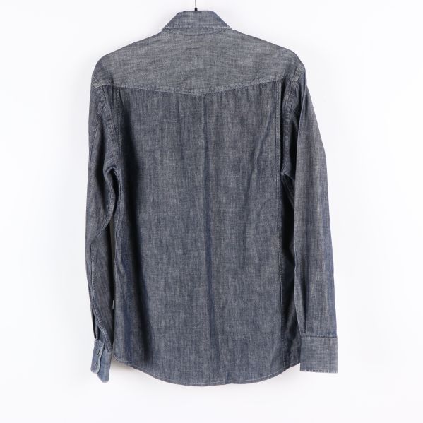 Baksidan av jeansskjortan med klassisk snitt