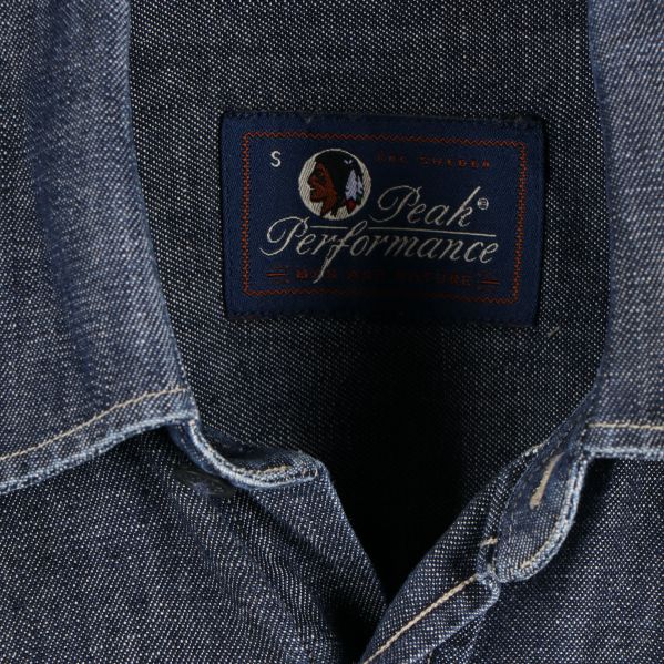 Label inuti jeansskjortans krage