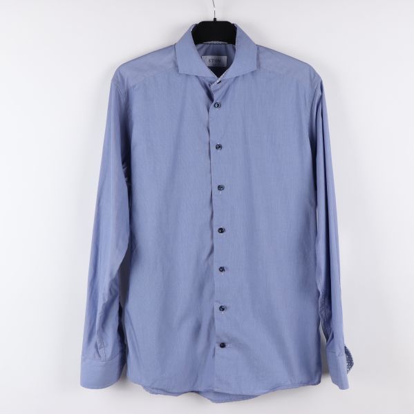 Framsidan, ljusblå slimfit skjorta med knappar