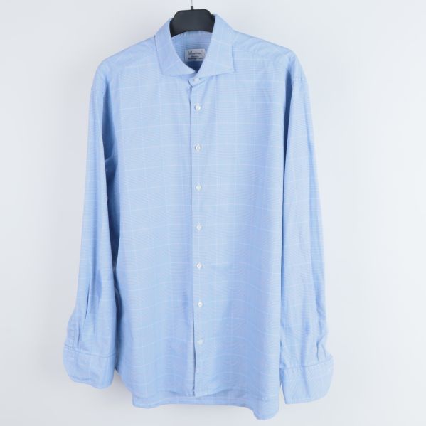 Framsidan av ljusblå skjorta med rutigt mönster