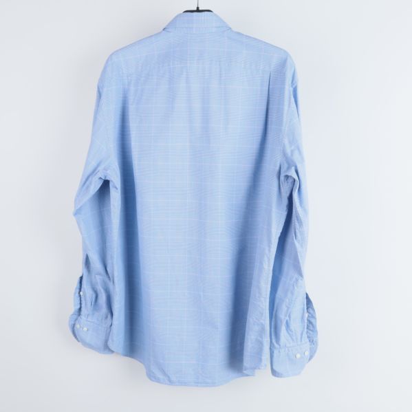 Baksidan av ljusblå skjorta med rutigt mönster