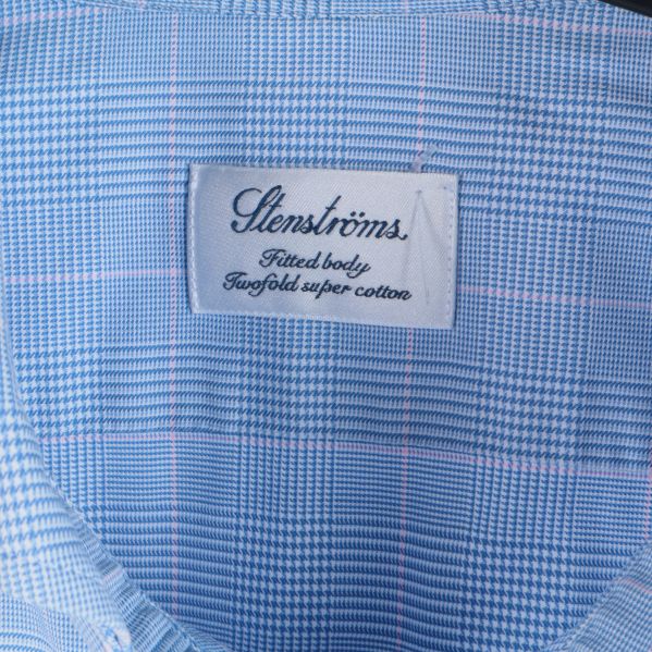 Närbild av märkesetikett på skjortans insida