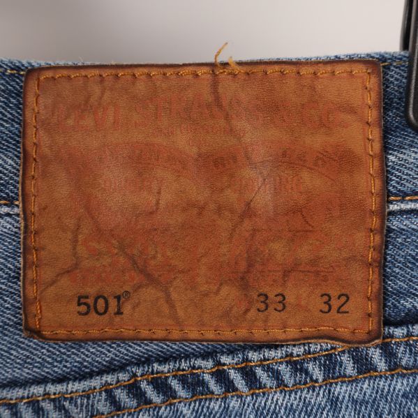 Etikett på jeans med storlek och modell