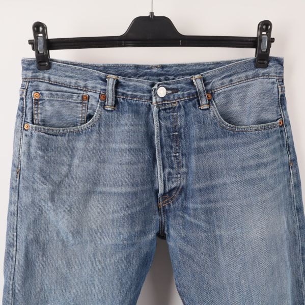 Närbild på jeansens fickor och knapp