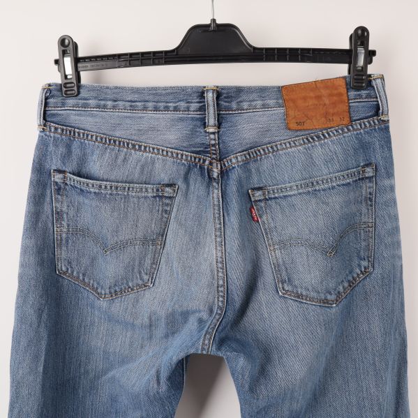 Baksida av jeans med två fickor