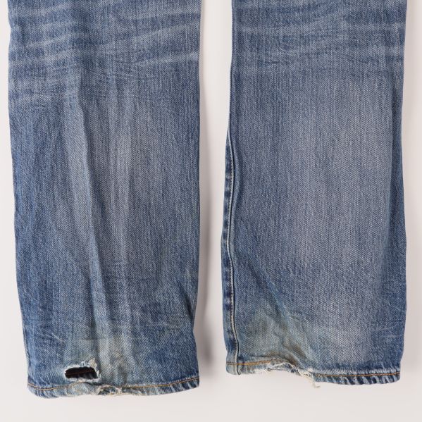 Nedre del av jeans med slitningar