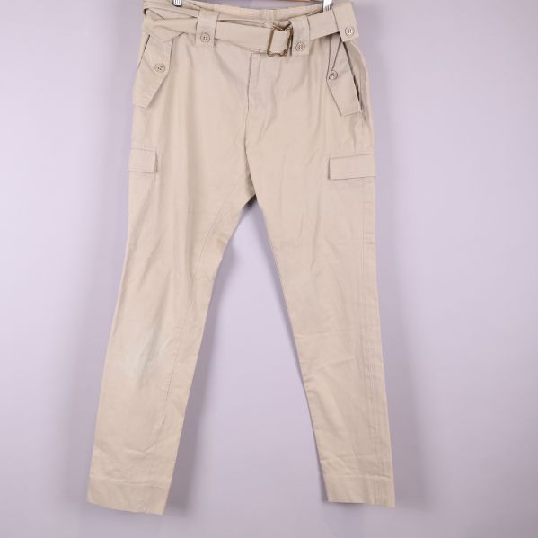 Framsidan av beige cargo byxor