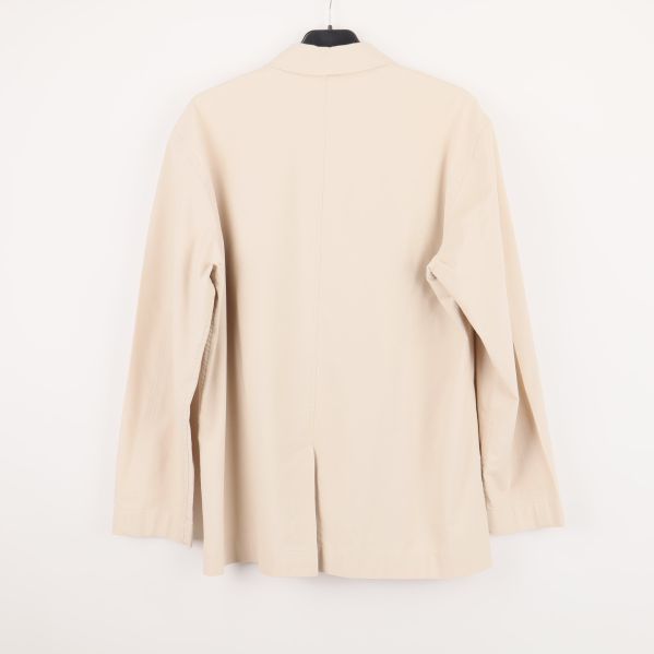 Baksidan av beige långärmad skjortjacka