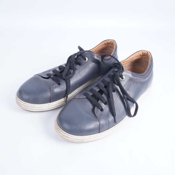 Diagonal vy av sneakers