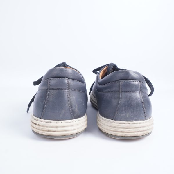 Baksida av mörkblå sneakers