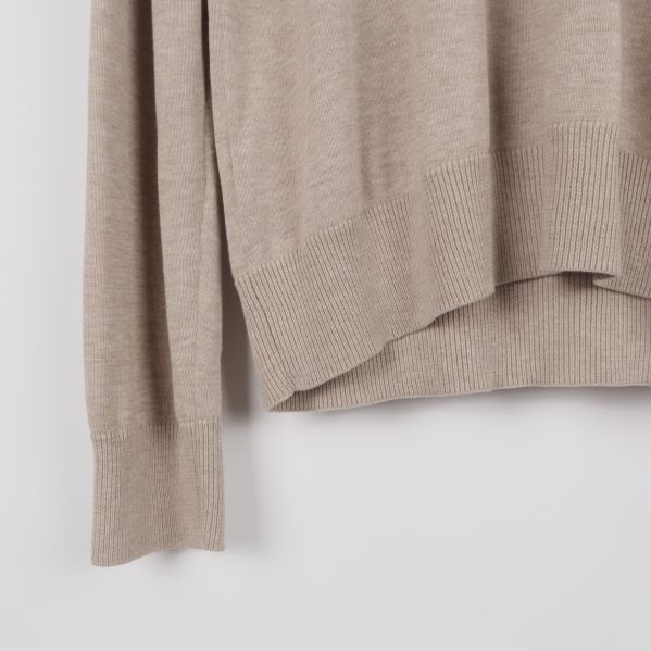 Ärm och nederdel av tröja, beige färg