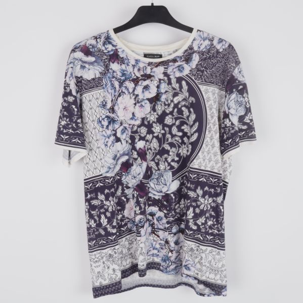 Framsida av t-shirt med blommönster