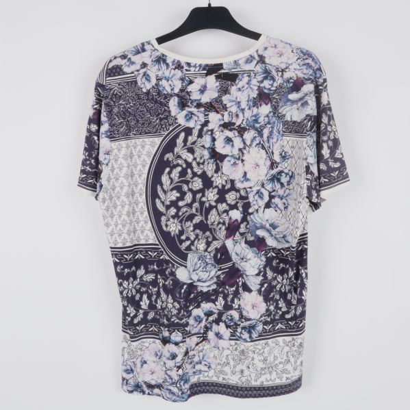 Baksida av t-shirt med blommönster