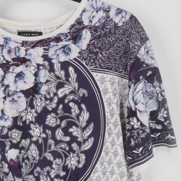 Närbild på blommönster på t-shirt