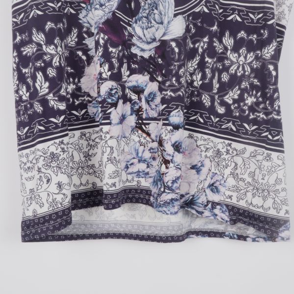 T-shirtens nederkant med blommönster