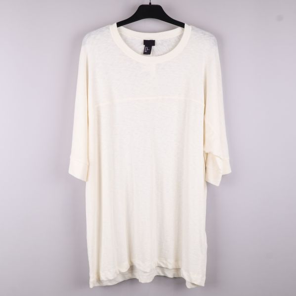 Framsidan av ljus lång t-shirt