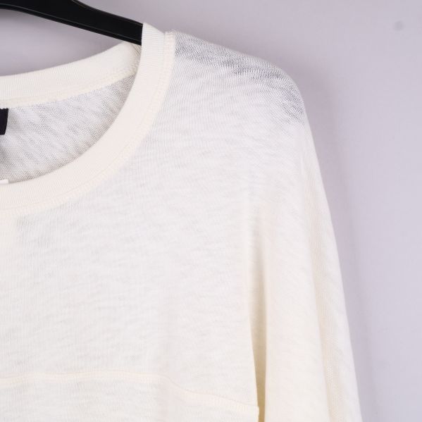 Närbild av t-shirts överdel och sömmar