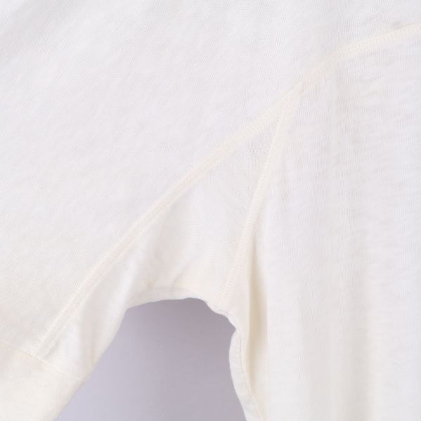 Underarmsdel av t-shirt visad i närbild