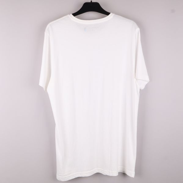 Vit t-shirt bakifrån visar hela plagget