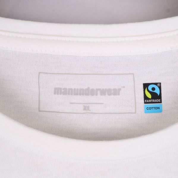 Närbild på t-shirtens nacketikett och Fairtrade-märke
