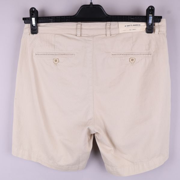 Baksida av beige chinoshorts