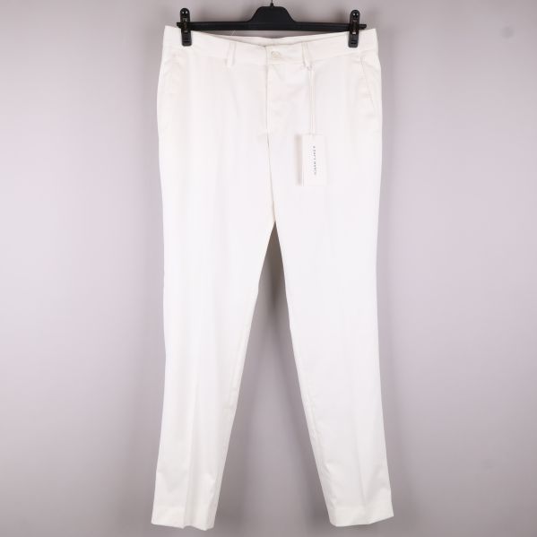 Framsida av vita kostymbyxor