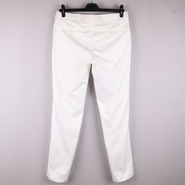 Baksida av vita kostymbyxor