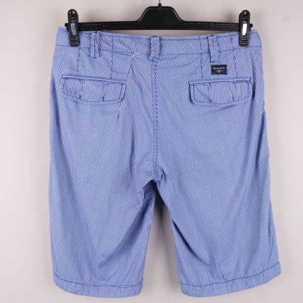 Blå och vita randiga shorts, bakifrån
