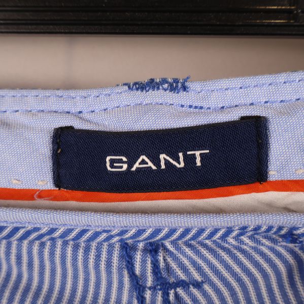 Närbild på Gant-märke inuti shortsen