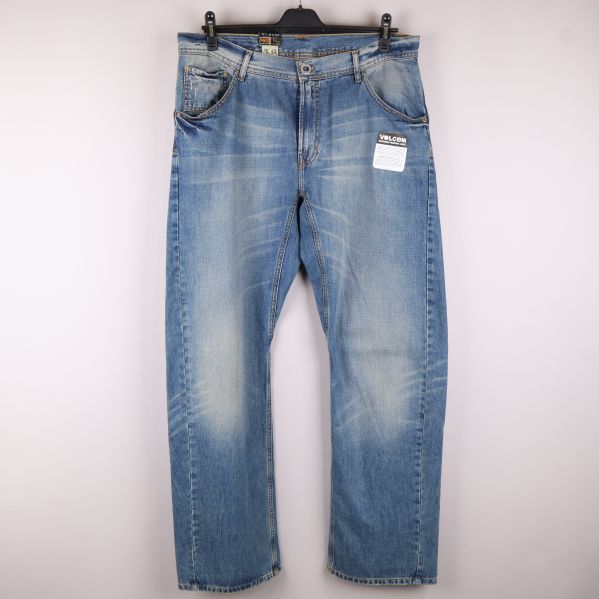 Framsida av blå jeans 