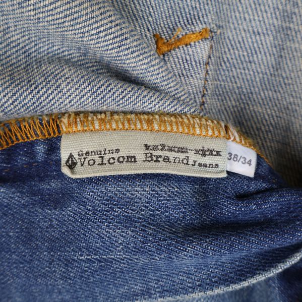 Volcom etikett på insida av jeans