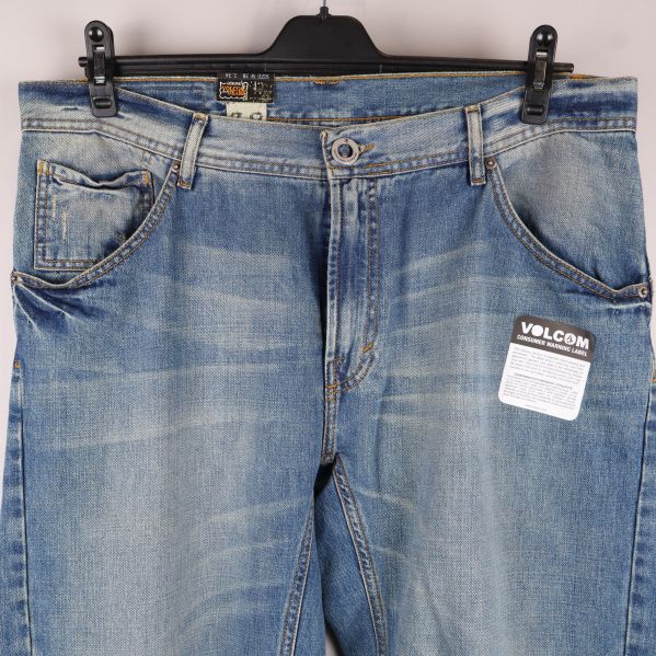 Närbild av Volcom jeans fram