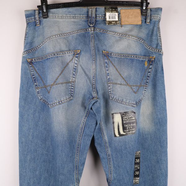 Detalj av fickor och etikett på jeans