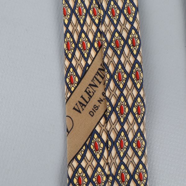 Detalj av Valentino design på slips