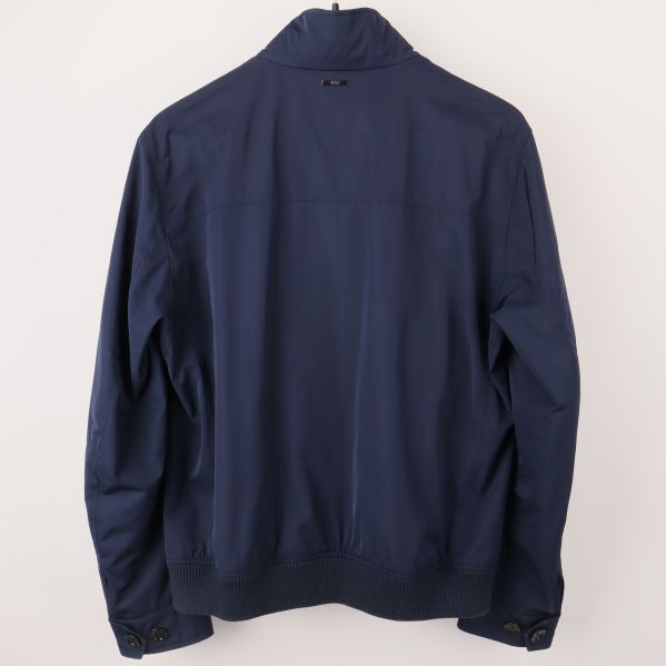 Marinblå jacka bakifrån med elastisk midja